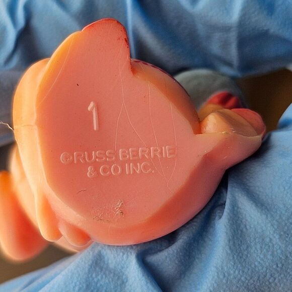 Russ Berrie Hogs 'N Kisses Pig Piggy Figurine Chef Hat Hugs Hearts Lot of 2 Vtg - Picture 8 of 12